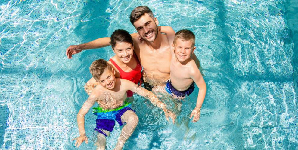 Familie im Swimmingpool