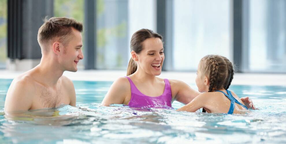 Familie im Indoor-Pool